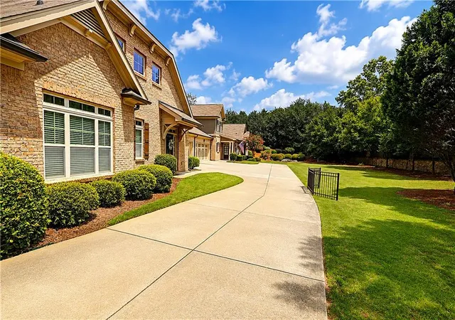 Listing Photo 2 - Condo for sale in building located at 2680 Middlecreek Wy, Cumming, GA 30041 - Unit #