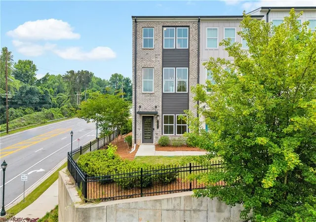 Homes for sale in Atlanta, GA | 2651 Stream Ter Nw, Atlanta, GA 30318 | MLS# 7774872