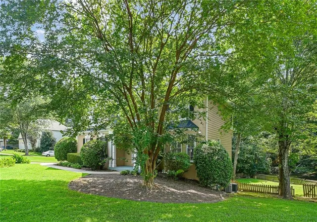 Photo 2 of Sale Pending at 1014 Deer Holw Dr, Woodstock, GA 30189 | MLS# 7813504 | Listing updated on 2026-08-27