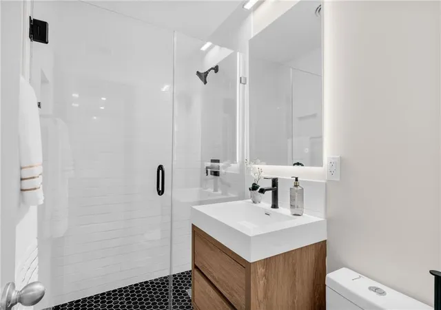 Listing Photo 4 - Condo for sale in building located at 120 Alden Ave NW, Atlanta, GA 30309 - Unit #C2