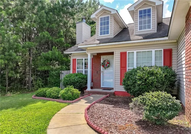 Photo 3 of Sale Pending at 2902 Waterford Blvd, Opelika, AL 36804 | MLS# 7807653 | Listing updated on 2026-09-08