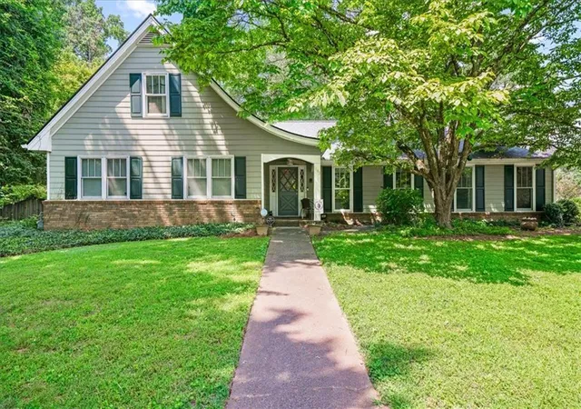 2nd image of 1843 Mountain Creek Dr, Stone Mountain, GA 30087 | MLS# 7803875