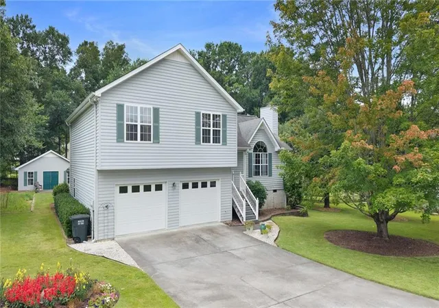 Photo 1 of Single family home for sale at 154 Honeysuckle Dr Se, Calhoun, GA 30701 | MLS# 7814599 | Listing updated on 2026-09-17
