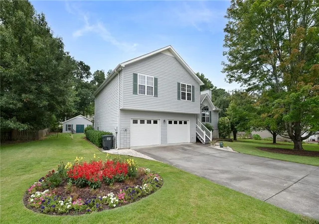 Photo 2 of Single family home for sale at 154 Honeysuckle Dr Se, Calhoun, GA 30701 | MLS# 7814599 | Listing updated on 2026-09-17