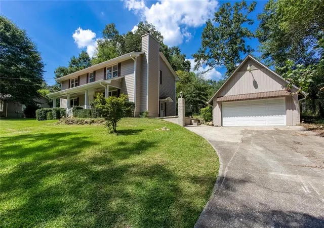 Photo 1 of Single family home for sale at 185 Lakeshore Cir Se, Acworth, GA 30101 | MLS# 7828429 | Listing updated on 2026-08-28
