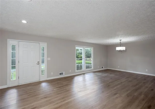 Photo 2 of Single family home for sale at 185 Lakeshore Cir Se, Acworth, GA 30101 | MLS# 7828429 | Listing updated on 2026-08-28