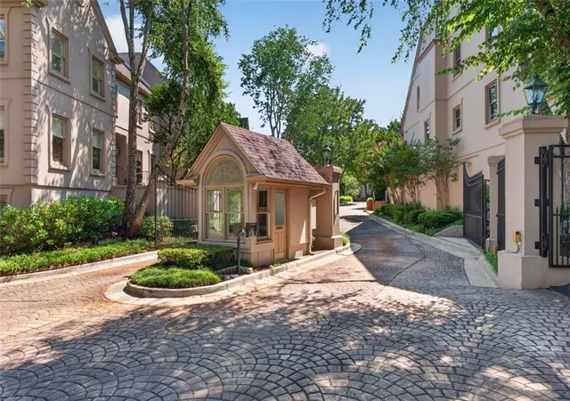 Photo 2 of Townhouse for sale at 2525 Peachtree Rd Ne #25, Atlanta, GA 30305 | MLS# 7826466 | Listing updated on 2026-08-24