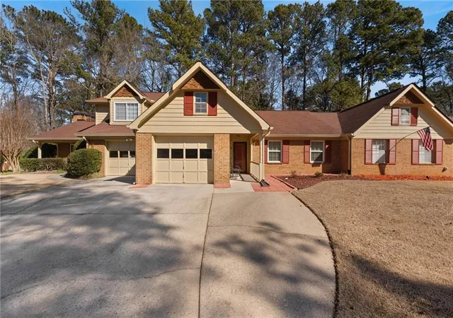 Photo 2 of Sale Pending at 2 Dover Trl, Peachtree City, GA 30269 | MLS# 7819105 | Listing updated on 2026-08-29