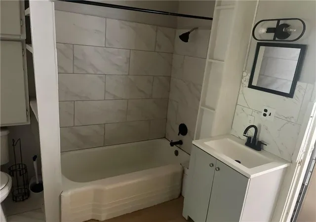 Listing Photo 3 - Condo for sale in building located at 1127 Metropolitan Pkwy SW, Atlanta, GA 30310