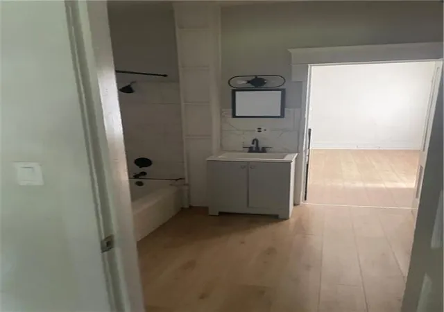 Listing Photo 5 - Condo for sale in building located at 1127 Metropolitan Pkwy SW, Atlanta, GA 30310