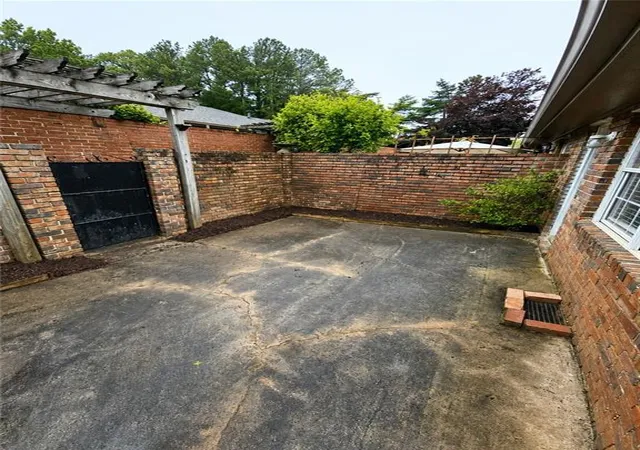Listing Photo 2 - Condo for sale in building located at 5375 Roswell Rd, Sandy Springs, GA 30342 - Unit #3A