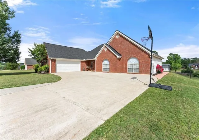 Photo 4 of Sale Pending at 4518 Summerset Dr, Gainesville, GA 30507 | MLS# 7778077 | Listing updated on 2026-08-27