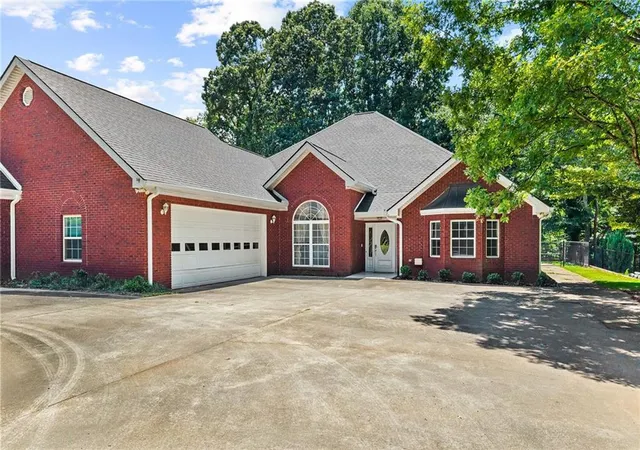 Photo 2 of Single family home for sale at 5555 Stone Tr, Gainesville, GA 30504 | MLS# 7808107 | Listing updated on 2026-09-07