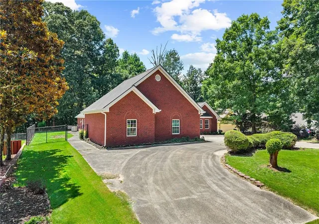 Photo 3 of Single family home for sale at 5555 Stone Tr, Gainesville, GA 30504 | MLS# 7808107 | Listing updated on 2026-09-07