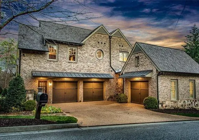 Photo 3 of Single family home for sale at 542 Hillside Dr NW, Atlanta, GA 30342 | MLS# 7803570 | Listing updated on 2026-09-13