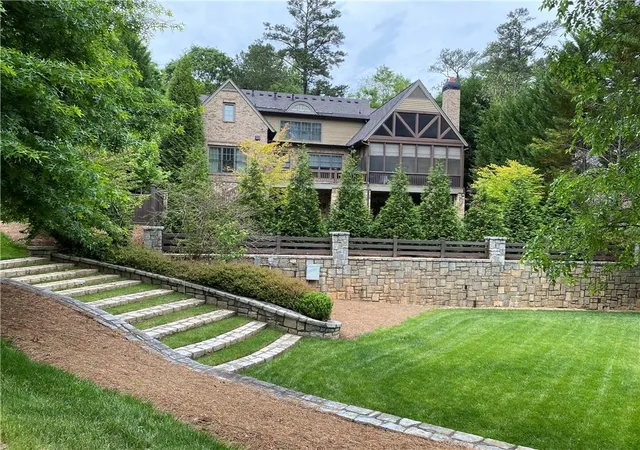 Photo 4 of Single family home for sale at 542 Hillside Dr NW, Atlanta, GA 30342 | MLS# 7803570 | Listing updated on 2026-09-13