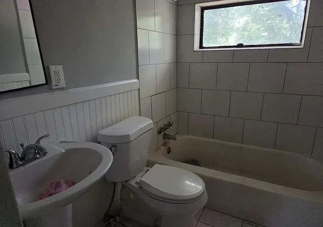 4th image of 1627 Hasty Pl, Atlanta, GA 30318 | MLS# 7825146