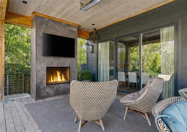 Photo 3 of Sale Pending at 960 Los Angeles Ave NE, Atlanta, GA 30306 | MLS# 7802592 | Listing updated on 2026-07-27
