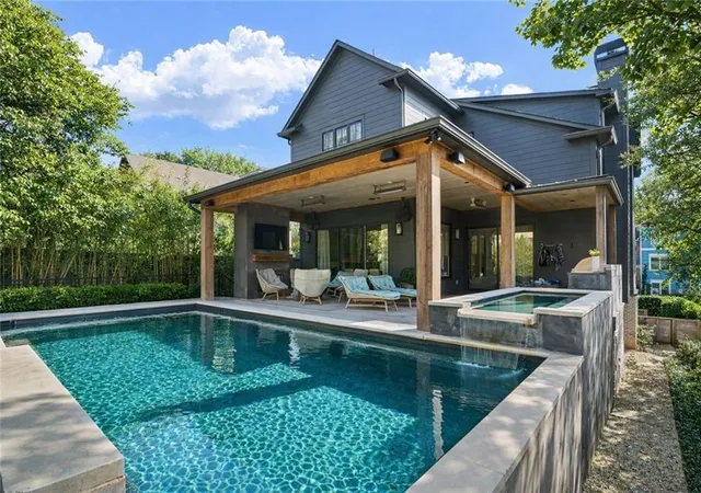 Photo 4 of Sale Pending at 960 Los Angeles Ave NE, Atlanta, GA 30306 | MLS# 7802592 | Listing updated on 2026-07-27