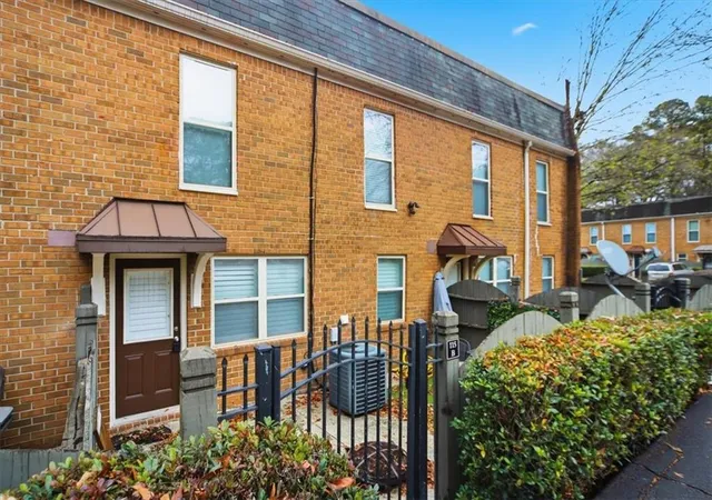 2nd image of 115 Winding River Dr, Atlanta, GA 30350