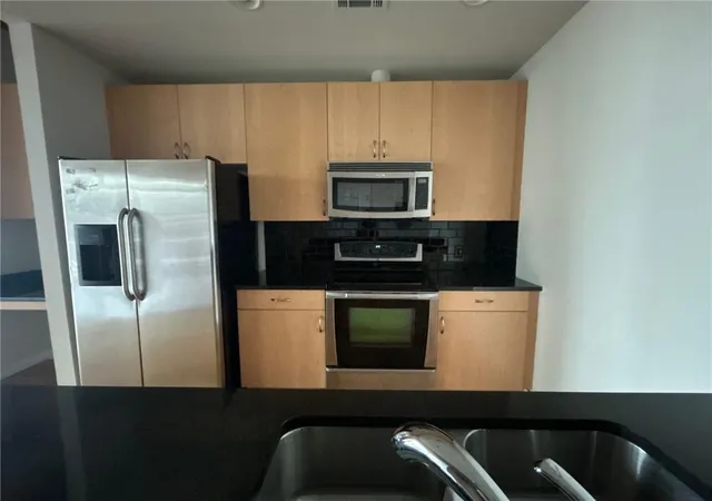 Photo 3 of Condo for sale at 400 W Peachtree St NW #1712, Atlanta, GA 30308 | MLS# 7806450 | Listing updated on 2026-09-27