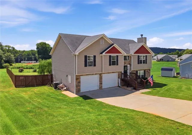 2nd image of 8241 Mountain Glen Dr, Clermont, GA 30527 | MLS# 7811572