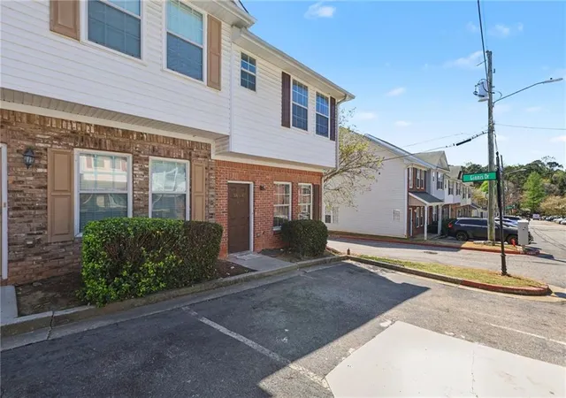 Listing Photo 1 - Condo for sale in building located at 3604 Ginnis Rd SW, Atlanta, GA 30331 - Unit #6