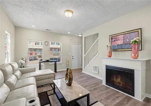 Listing Photo 4 - Condo for sale in building located at 3604 Ginnis Rd SW, Atlanta, GA 30331 - Unit #6