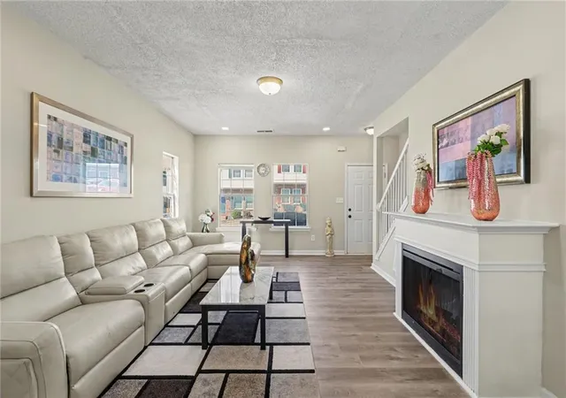 Listing Photo 5 - Condo for sale in building located at 3604 Ginnis Rd SW, Atlanta, GA 30331 - Unit #6