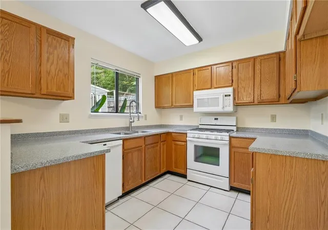 2nd image of 527 Paden Dr, Lawrenceville, GA 30044 | MLS# 7800468