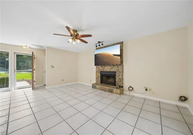 3rd image of 527 Paden Dr, Lawrenceville, GA 30044 | MLS# 7800468