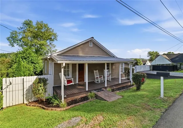 1st image of 206 Kell St, Ellijay, GA 30540 | MLS# 7789588
