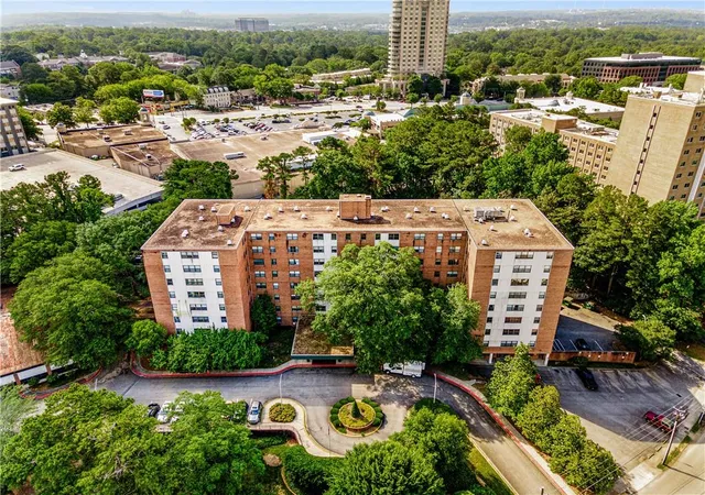 Listing Photo 2 - Condo for sale in building located at 2965 Pharr Ct S Nw, Atlanta, GA 30305 - Unit #118
