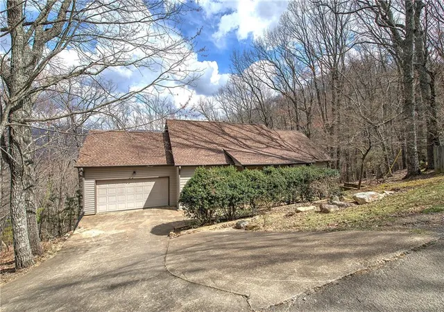 Photo 3 of Single family home for sale at 207 Stone Ridge Ct, Jasper, GA 30143 | MLS# 7795621 | Listing updated on 2026-09-26