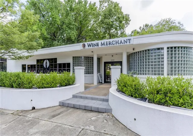 2nd image of 2626 Peachtree Rd Nw, Atlanta, GA 30305