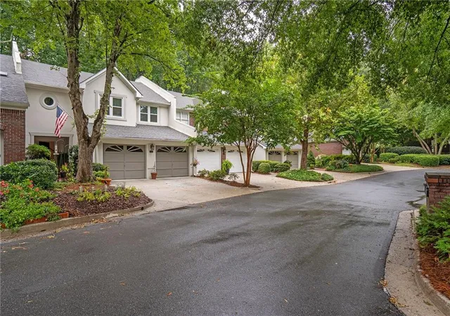 Listing Photo 2 - Condo for sale in building located at 5638 River Oaks Pl, Sandy Springs, GA 30327 - Unit #A4