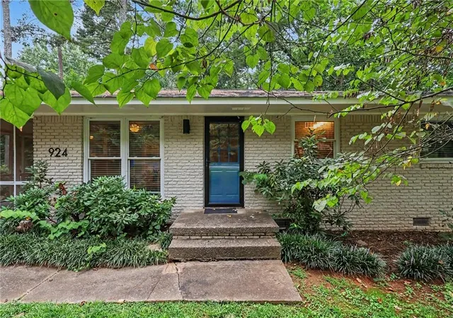 Photo 2 of Single family home for sale at 924 Greenbriar Pl, Decatur, GA 30033 | MLS# 7819137 | Listing updated on 2026-10-05
