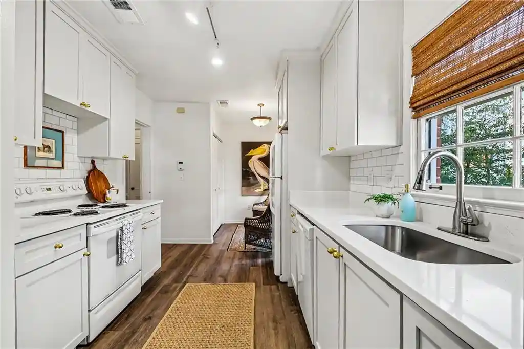 Listing Photo 1 - Condo for sale in 3669 Peachtree Rd Ne located at 3669 Peachtree Rd Ne, Atlanta, GA 30319 - Unit #2C