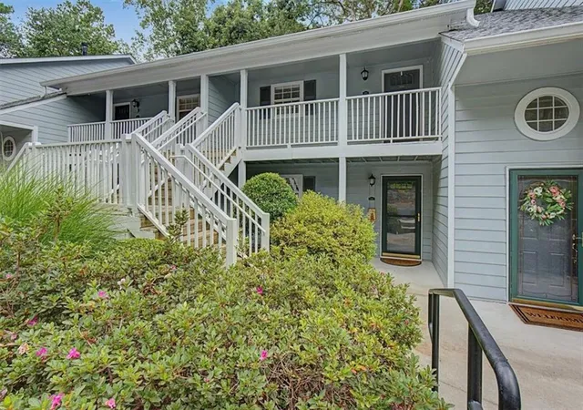 Photo 2 of Sale Pending at 3940 Riverlook Pkwy Se #302, Marietta, GA 30067 | MLS# 7823048 | Listing updated on 2026-09-04