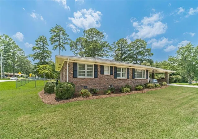2nd image of 2303 Rockbridge Rd, Stone Mountain, GA 30087 | MLS# 7813038