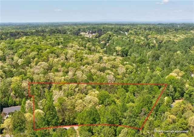 Photo 4 of Sale Pending at 4033 Hidden Holw Dr, Gainesville, GA 30506 | MLS# 7750741 | Listing updated on 2026-09-17