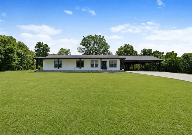 Photo 4 of Sale Pending at 924 Fred Kilcrease Rd, Winder, GA 30680 | MLS# 7800667 | Listing updated on 2026-08-22