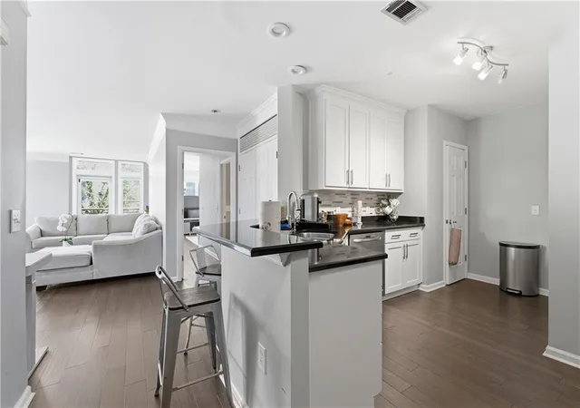 5th image of 3334 Peachtree Rd Ne #212, Atlanta, GA 30326 | MLS# 7804474