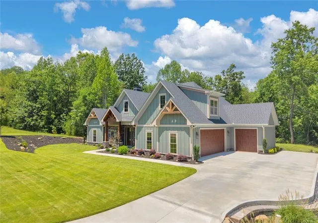 Photo 2 of Sale Pending at 410 Edgewater Trl, Toccoa, GA 30577 | MLS# 7808084 | Listing updated on 2026-08-24