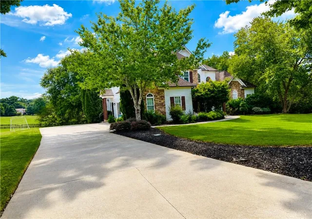 Photo 2 of Single family home for sale at 1040 Madison Lakes Pkwy, Madison, GA 30650 | MLS# 7822392 | Listing updated on 2026-08-24