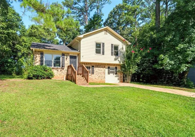 Photo 3 of Sale Pending at 576 Dove Tail Ct, Conyers, GA 30013 | MLS# 7823014 | Listing updated on 2026-08-26