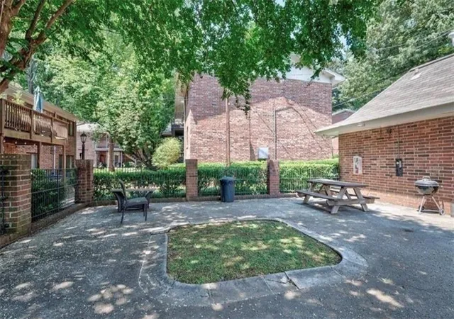 Listing Photo 2 - Condo for sale in building located at 4266 Roswell Rd Ne, Atlanta, GA 30342 - Unit #F2