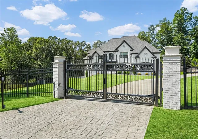 Photo 2 of Single family home for sale at 376 Lum Crowe Rd, Roswell, GA 30075 | MLS# 7823626 | Listing updated on 2026-09-01
