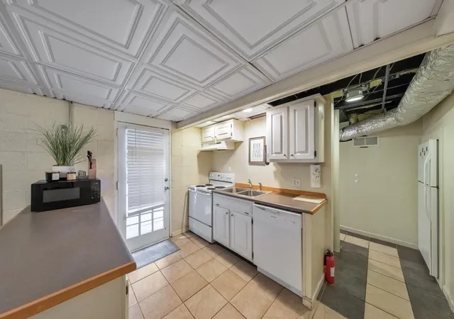 Photo 3 of Sale Pending at 798 Pinehill Dr SE, Smyrna, GA 30080 | MLS# 7793726 | Listing updated on 2026-09-18