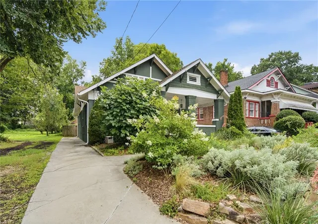 Photo 3 of Sale Pending at 458 W Ontario Ave Sw, Atlanta, GA 30310 | MLS# 7804121 | Listing updated on 2026-10-01